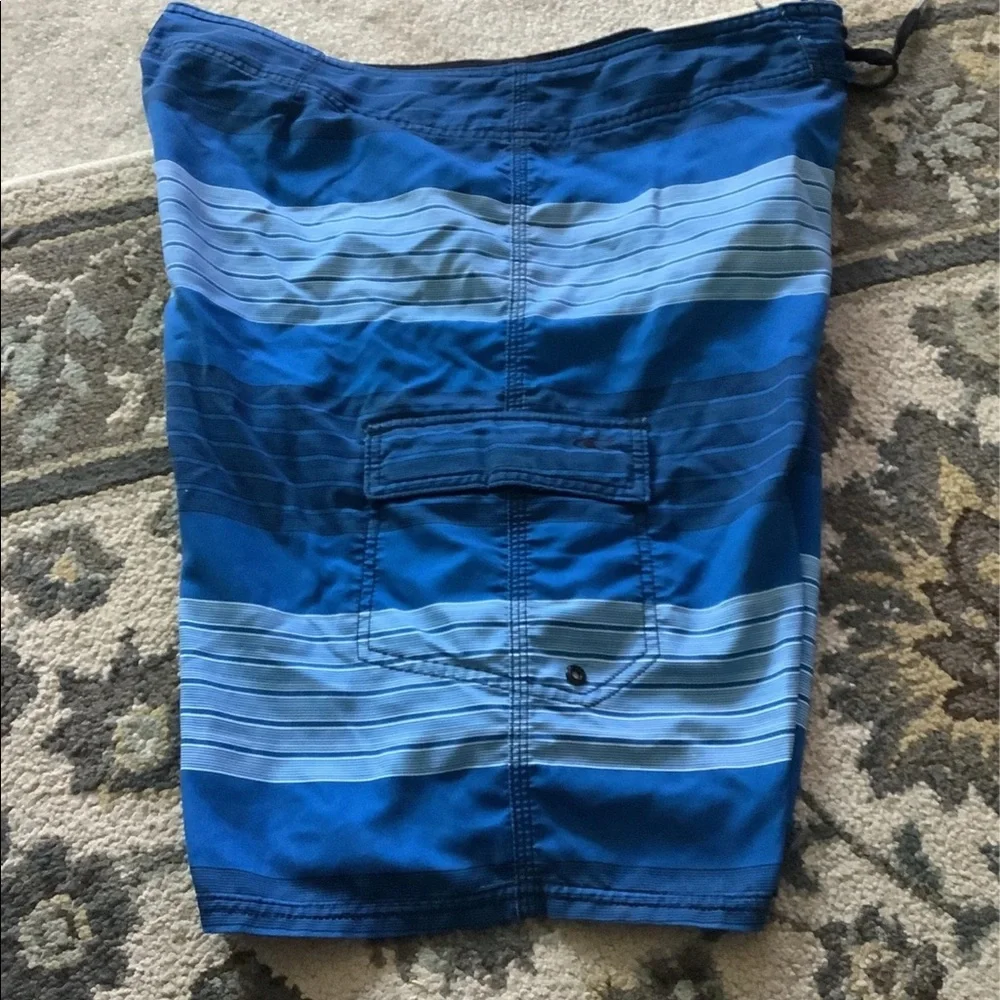 O’Neill board shorts blue black striped 36 waist in great condition. 🏄🏽 - Picture 4 of 13